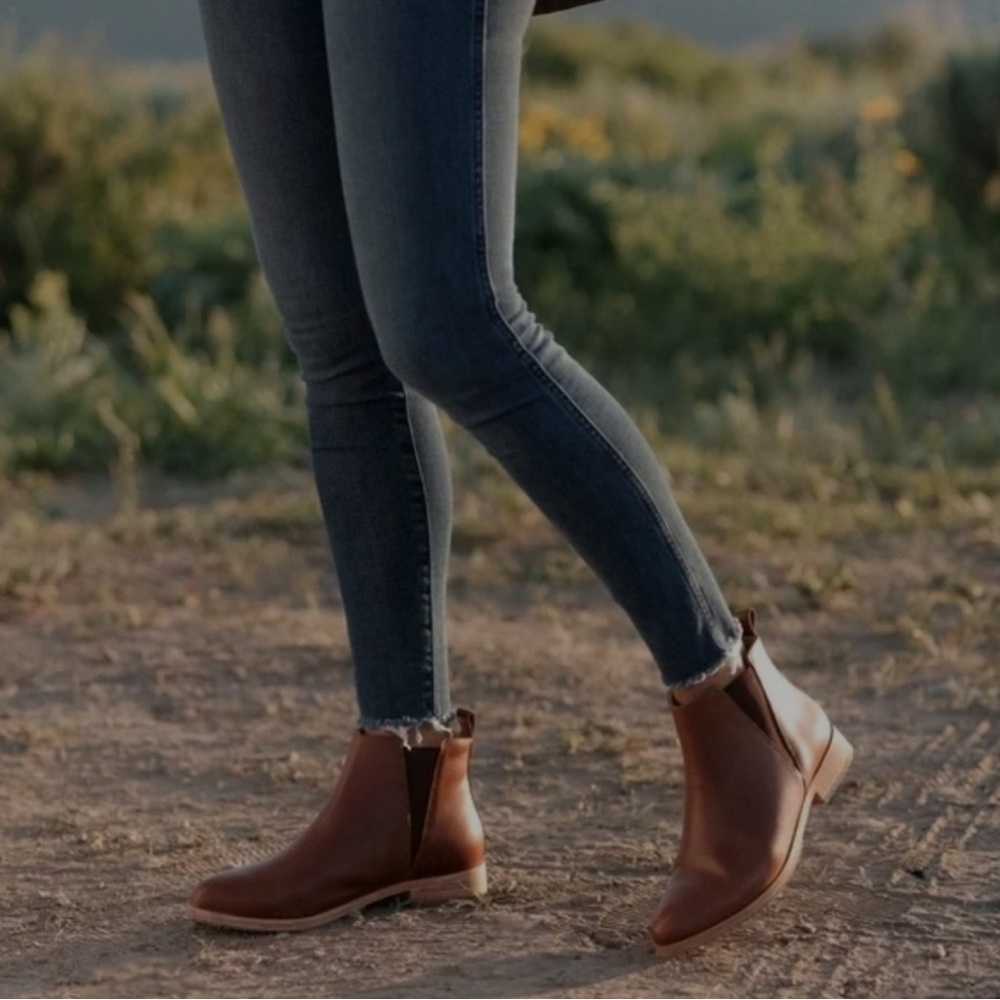Nisolo Everyday Chelsea Boot in Brandy Size 8